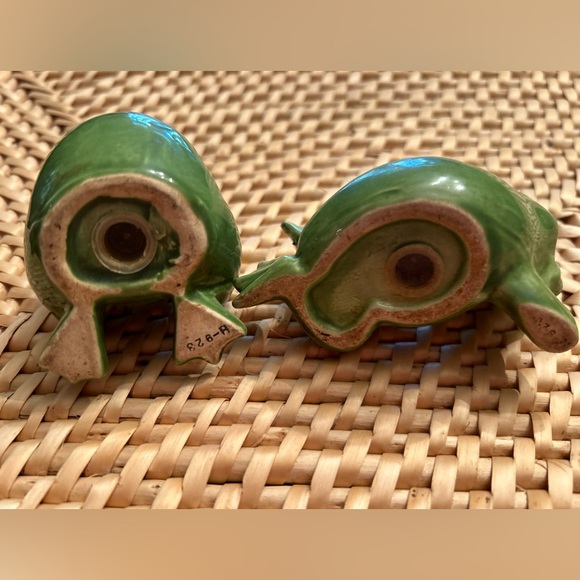 Vintage 70s Frog S&P Shakers. Marked H923 on bottom. Approx 2.5” H, 3.75” L. - Picture 3 of 3